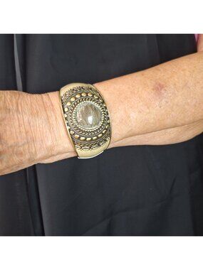 VINTAGE STYLE HINGED METAL ORNATE EMBOSSED MOTIF DESIGN COSTUME BANGLE BRACELET